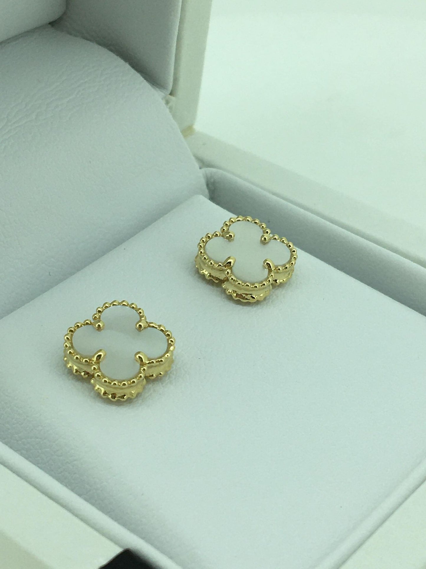 18ct Yellow Gold Mother of Pearl Flower Style Studs