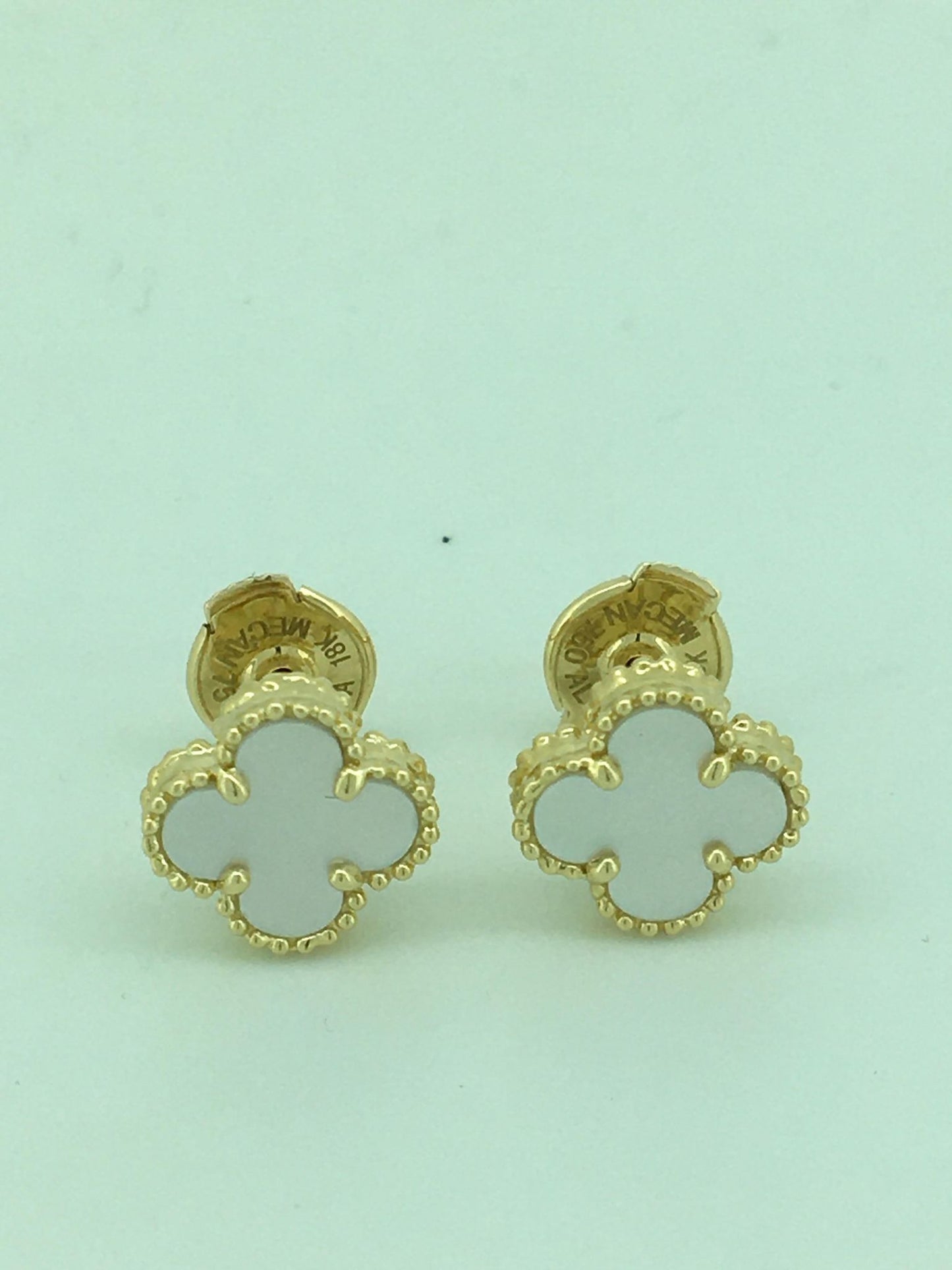 18ct Yellow Gold Mother of Pearl Flower Style Studs