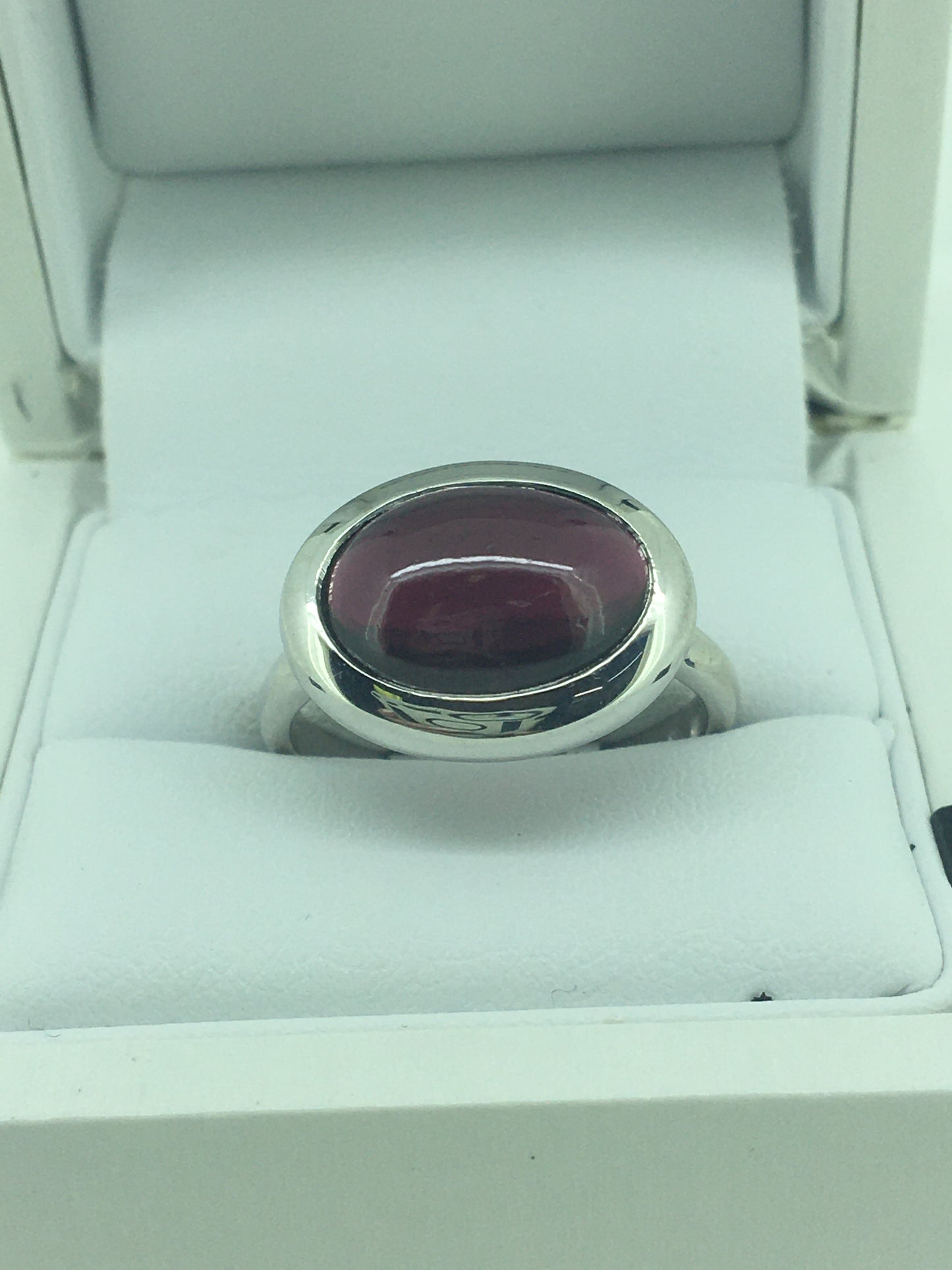 9ct White Gold Garnet Cabochon Ring