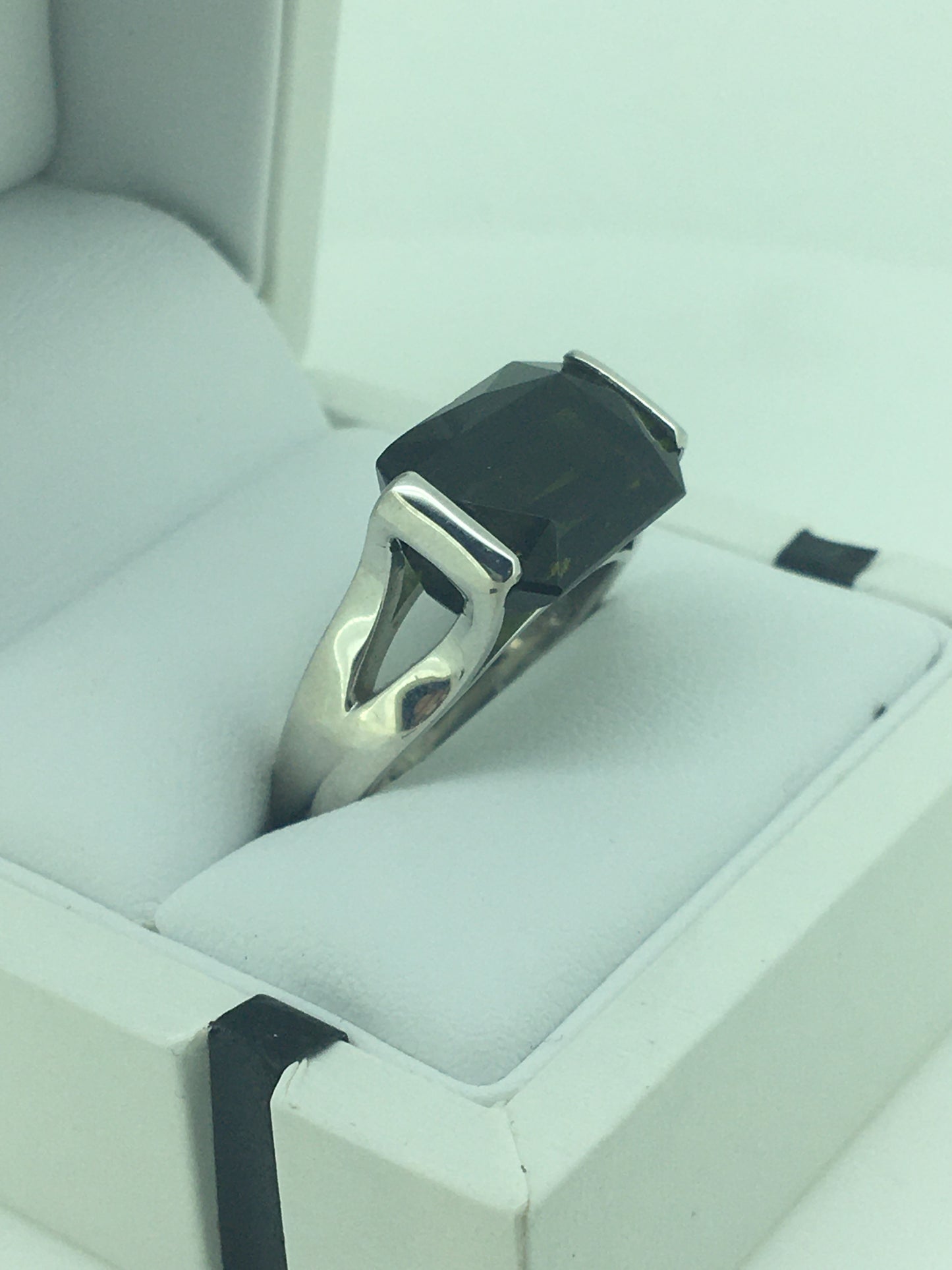 9ct White Gold Green Tourmaline Ring