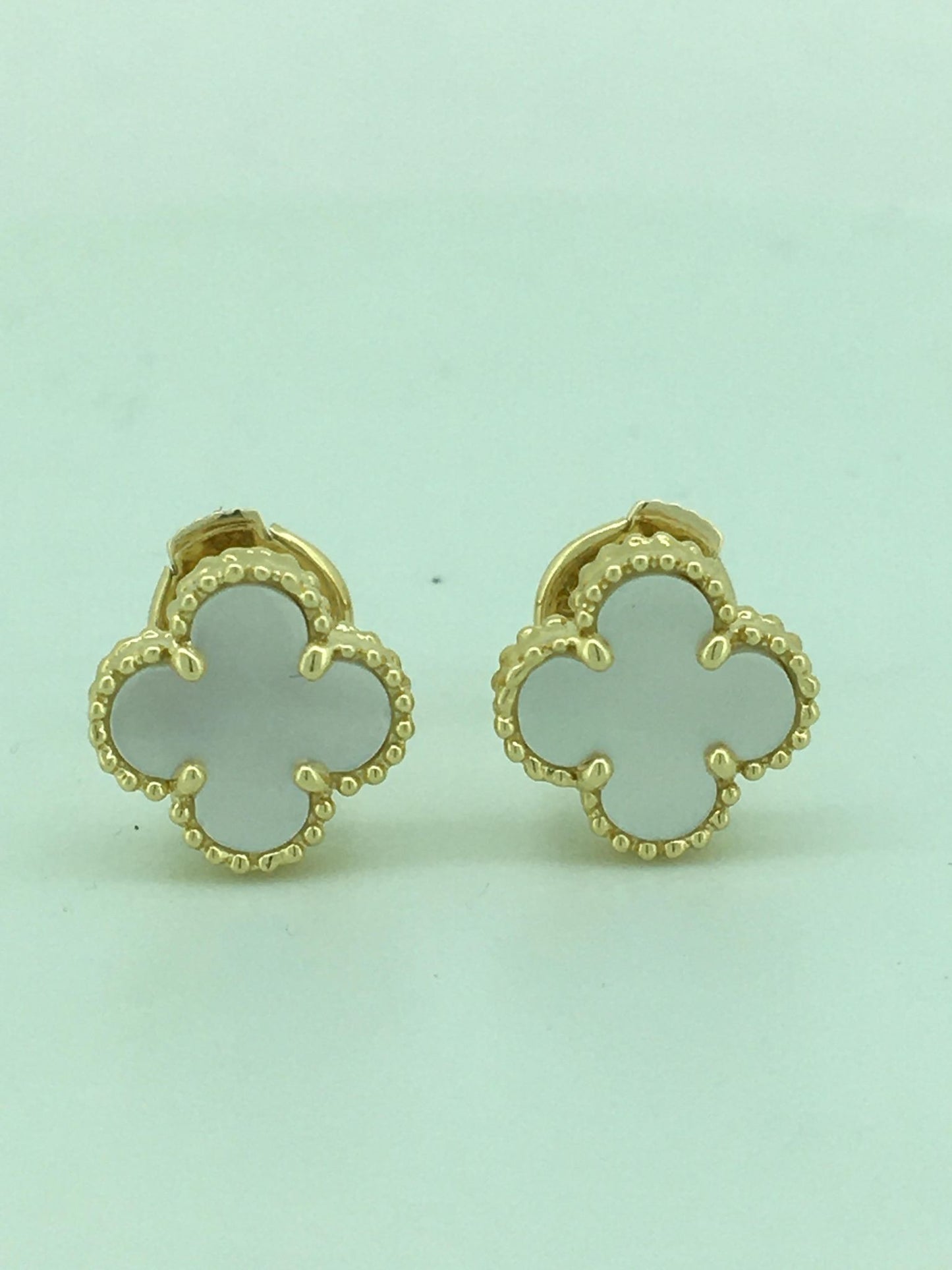 18ct Yellow Gold Mother of Pearl Flower Style Studs