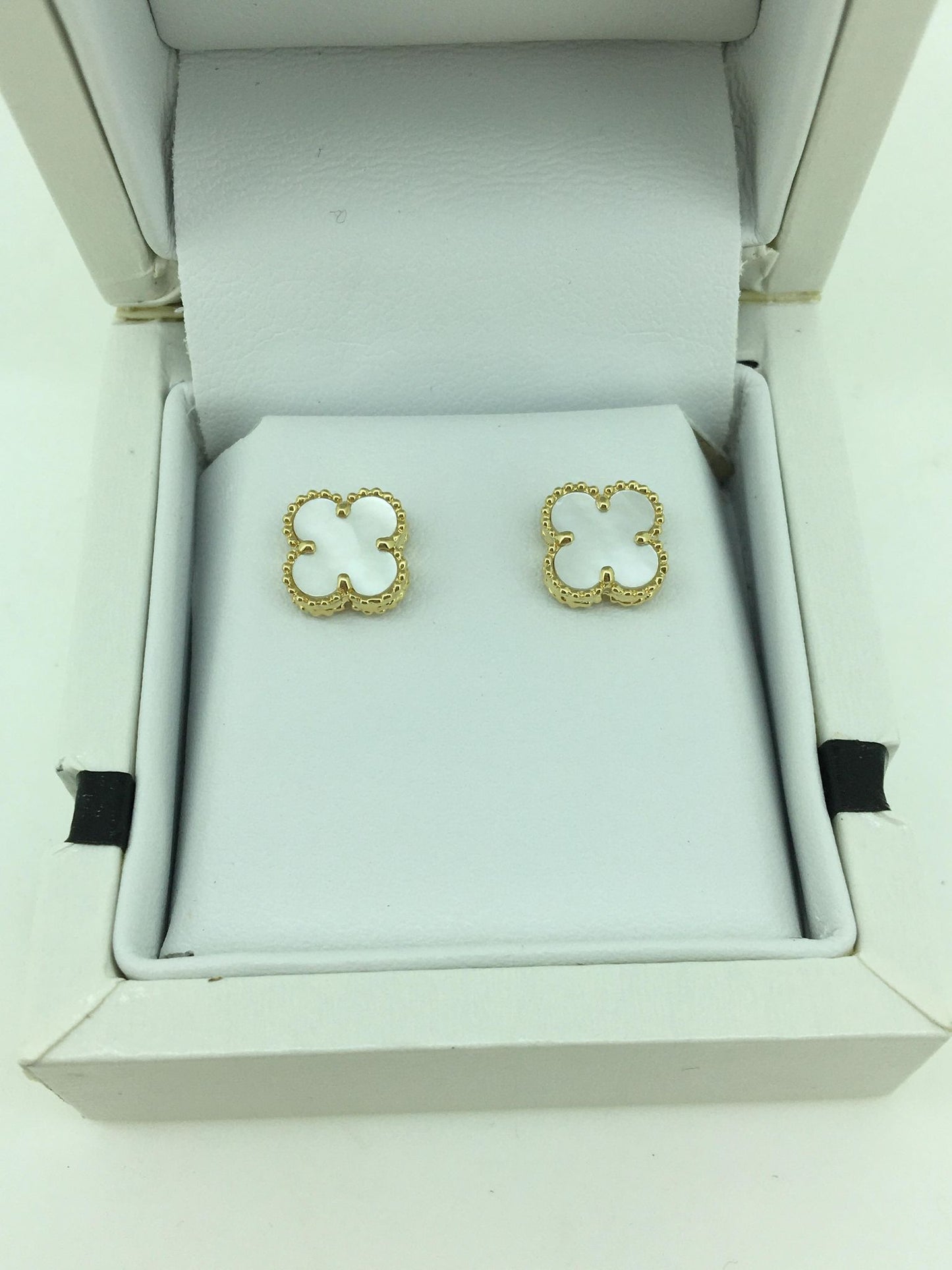 18ct Yellow Gold Mother of Pearl Flower Style Studs