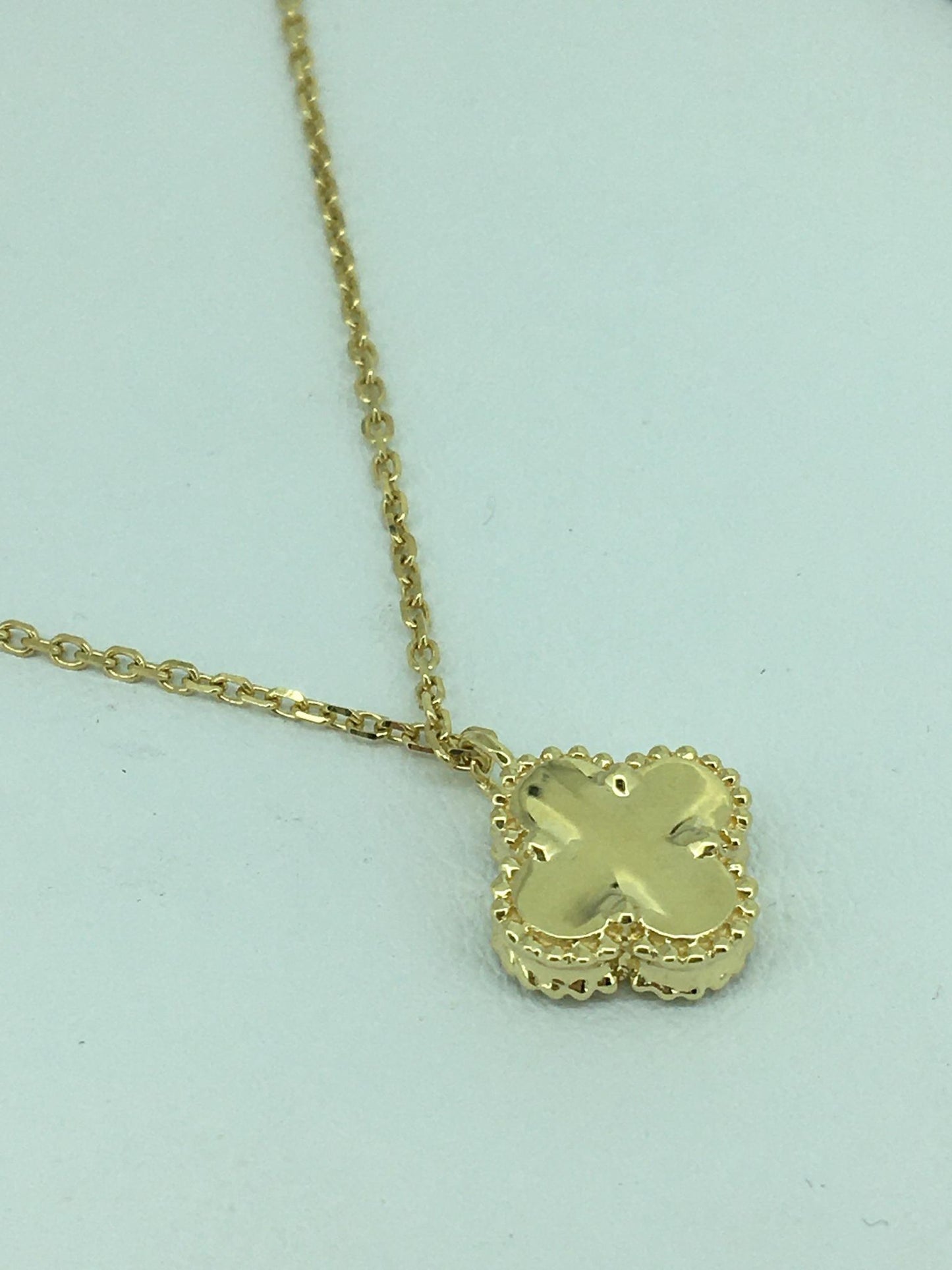 18ct Yellow Gold Mother of Pearl Flower Style Necklace