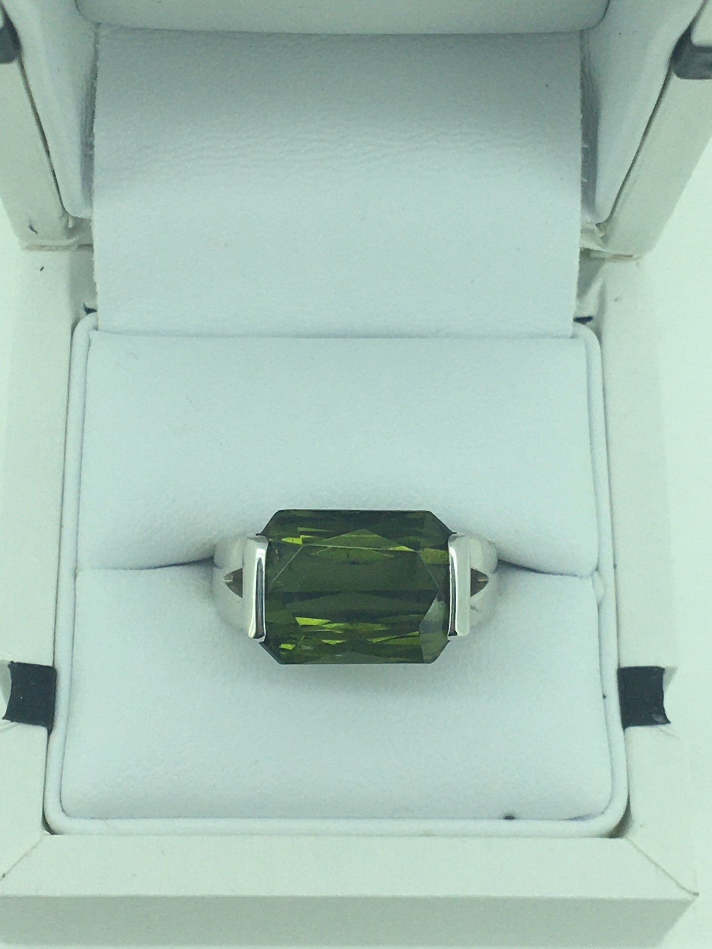 9ct White Gold Green Tourmaline Ring