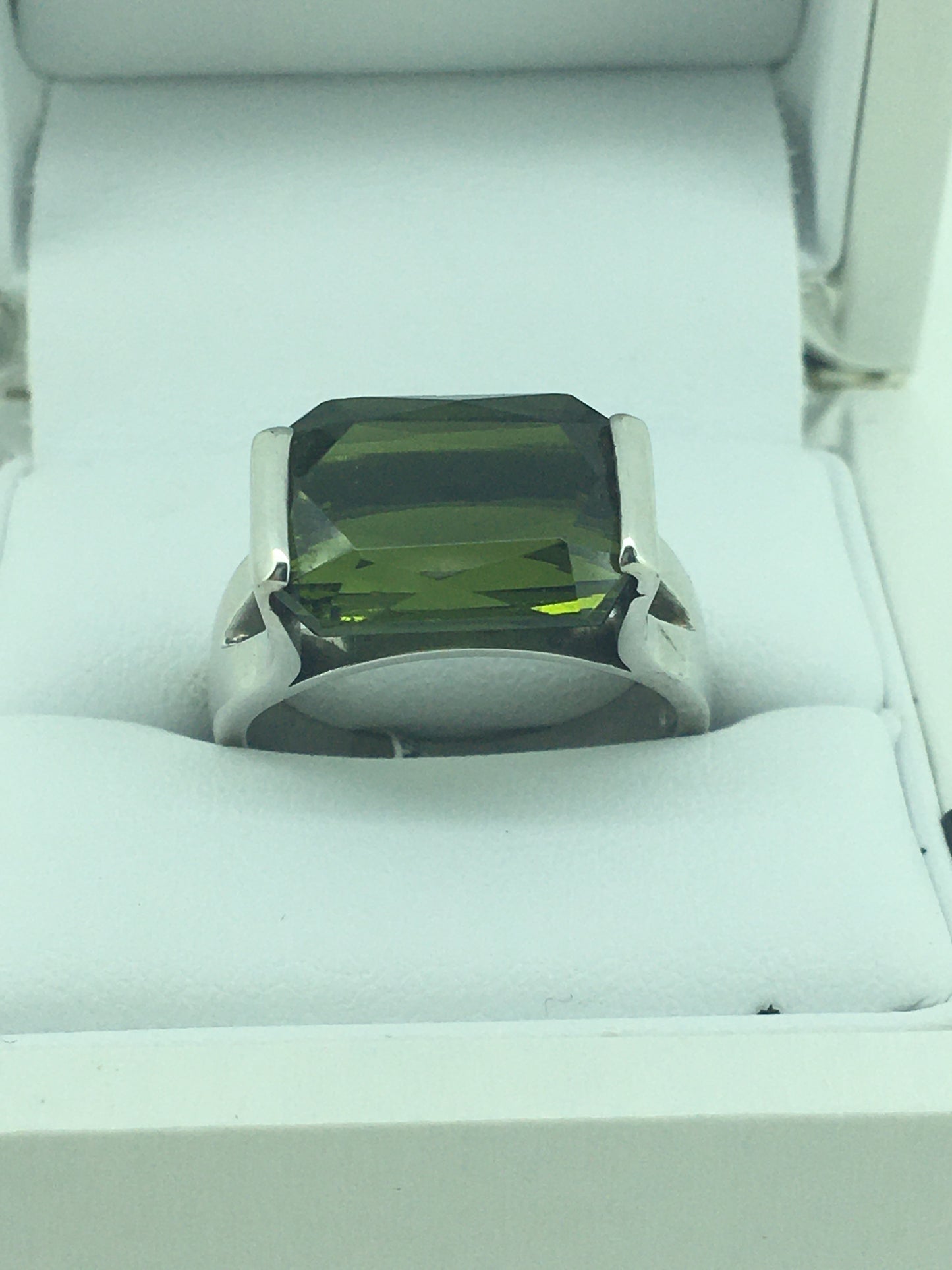 9ct White Gold Green Tourmaline Ring